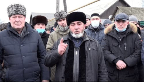 Родственники убитого в Грозном полицейского Магомеда Джабраилова объявляют кровную месть. Стоп-кадр видео https://www.instagram.com/p/CJd1wcEK2Aa/