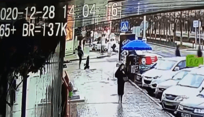 Раненый силовик опустился на колени на пешеходном переходе. Стоп-кадр видео нападения на силовиков в Грозном 28 декабря. https://www.instagram.com/p/CJeTVvRK67x/