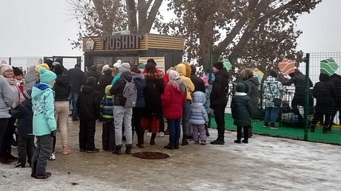 Очередь на тюбинг в пойме Царицы. 7 января 2021 года. Фото Татьяны Филимоновой для "Кавказского узла".