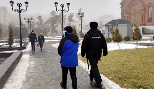 За порядком в Александровском сквере следили несколько полицейских. Волгоград, 7 января 2021 года. Фото Татьяны Филимоновой для "Кавказского узла".