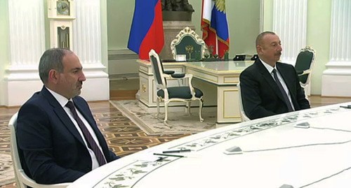 Никола Пашинян (слева) и Ильхам Алиев во время переговоров с Владимиром Путиным. Стоп-кадр видео ://kremlin.ru/events/president/news/64877
