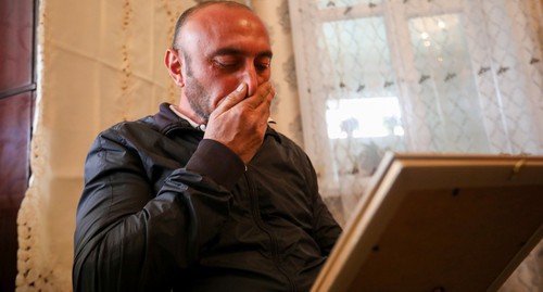 Житель Гянджи Теймур Аскеров, потерявший пятерых близких, 22 октября 2020 года. Фото Азиза Каримова для "Кавказского узла".