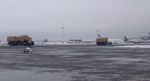 Снегопад в аэропорту. Кадр видео mymsk.online
 https://yandex.ru/efir?stream_id=4f244986c691045f93d9c0b7c047a08a