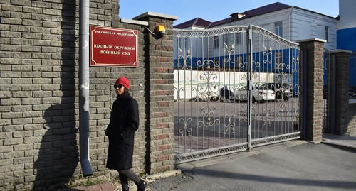 Прохожая у Южного окружного военного суда. Фото Константина Волгина для "Кавказского узла"
