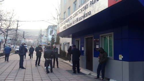 Родственники задержанных у здания отдела полиции в Махачкале. 23 января 2021 года. Фото Мурада Мурадова для "Кавказского узла"
