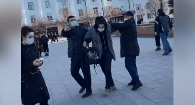 Задержание на площади в Махачкале 23 января 2021 года. Стоп-кадр видео https://t.me/chernovik/19837