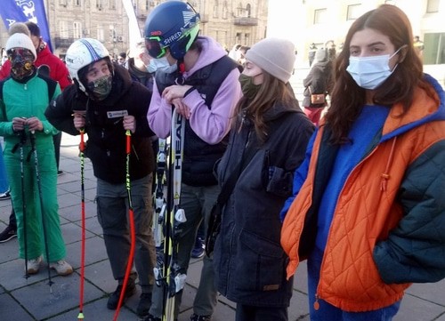 Многие участники митинга принесли с собой горнолыжное снаряжение. Тбилиси, 24 января 2021 года. Фото Беслана Кмузова для "Кавказского узла".