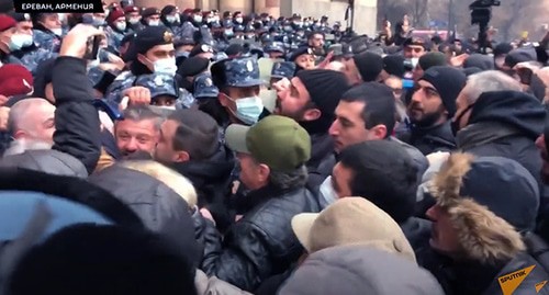 Участники акции протеста с требованием отставки премьер-министра Никола Пашиняна. Ереван, 28 января 2021 г. Фото: скриншот видео "Sputnik Армения" https://www.youtube.com/watch?v=DIElpAC2IHc&feature=youtu.be