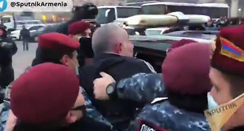 Сотрудники полиции задерживают активиста во время акции. Ереван, 28 января 2021 г. Скриншот видео https://ria.ru/20210128/erevan-1595004650.html