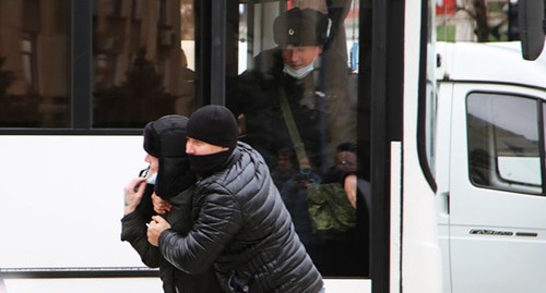 Люди в штатском помогают силовикам задерживать участников акции протеста. Краснодар, 31 января 2021 года. Фото Анны Грицевич для "Кавказского узла".