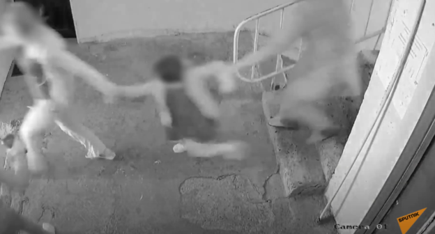 Ереванцы выбегают из дома во время землетрясения 13 февраля 2021 года. Стоп-кадр видео https://youtu.be/hvfnbCjaQTY