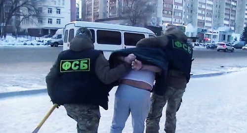 Сотрудники ФСБ во время задержания. Скриншот видео https://russian.rt.com/russia/video/833797-fsb-zaderzhanie-desyat-regionov