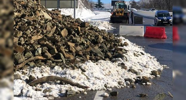 После схода оползня на федеральную трассу А-147 Джубга-Сочи. Фото отдела пропаганды ОГИБДД УВД по Сочи
