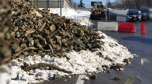 После схода оползня на федеральную трассу А-147 Джубга-Сочи. Фото отдела пропаганды ОГИБДД УВД по Сочи
