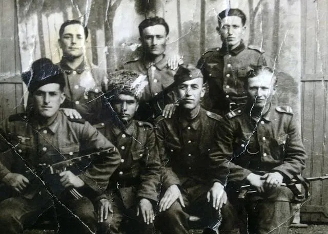 Группа диверсантов перед заброской с парашютом. Алдам Умаров, отец Апти Баталова – крайний справа, сидя. Фото из семейного архива, автор неизвестен.