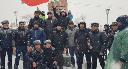 Участники траурного митинга в Новолакском районе. Фото: С. Касимов.
