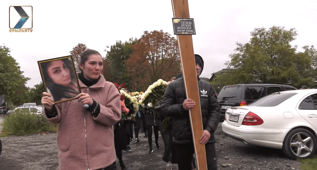 Похороны Регины Гагиевой. Кадр видео КРЫЛЬЯ TV
www.youtube.com/watch?v=KJ34Byd7H9k