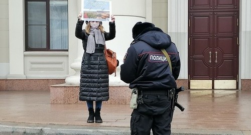 Полицейский переписывает данные участницы акции. 27 февраля 2021 г. Фото Татьяны Филимоновой для "Кавказского узла"