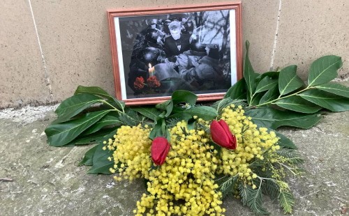 Портрет Немцова и цветы возле дома, где он жил в Сочи. Фото Светланы Кравченко для "Кавказского узла"