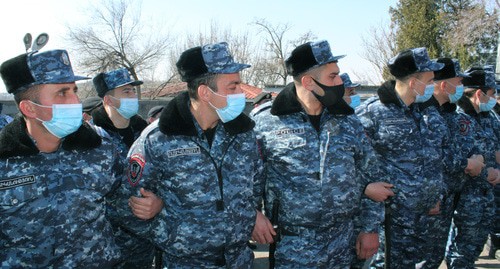 Сотрудники полиции во время акции протеста. Ереван, 26 февраля 2021 г. Фото Тиграна Петросяна для "Кавказского узла"