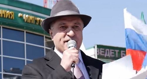 Ахмед Погоров выступает на митинге в Магасе 26 марта 2019 года. Кадр видео Фортанга Org