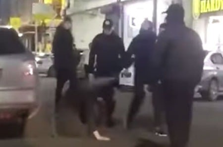 Один из нападавших распыляет баллончик. Скриншот видео со страницы в YouTube директора фонда "Альтаир"Руслана Курбанова. https://www.youtube.com/watch?v=kx_VYQlWgXk&has_verified=1