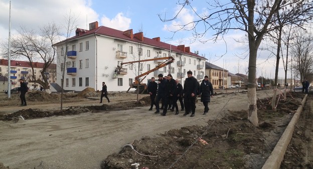 Хас-Магомед Кадыров проверяет ход реконструкции проспекта Ахмата Кадырова в Грозном, 4 марта 2021 года. Фото пресс-службы мэрии Грозного, https://grozmer.ru/events/has-magomed-kadyrov-proveril-hod-rekonst.html