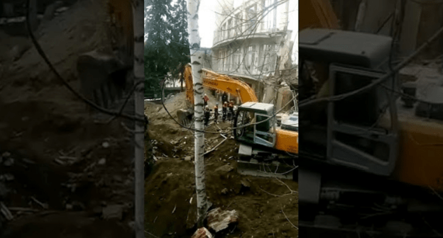 Экскаватор работает на месте обрушения здания кисловодского санатория. 6 марта 2021 года. Стоп-кадр видео https://youtu.be/iN2j1ecFuvM