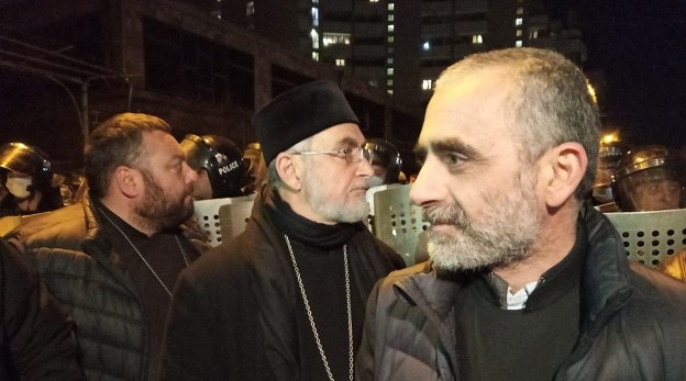 Священники между протестующими и силовиками. Фото Тиграна Петросяна для "Кавказского узла".