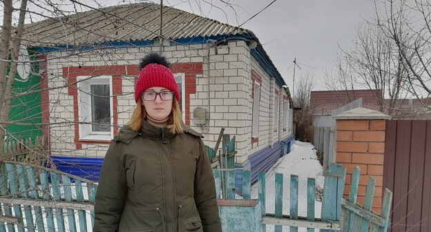 Жительница Урюпинска Виктория Скороходова на фоне нового дома, который планировала купить с посощью кредитного кооператива. Фото предоставлено Викторией Скороходовой