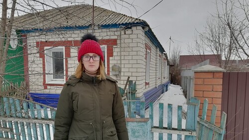 Жительница Урюпинска Виктория Скороходова на фоне нового дома, который планировала купить с посощью кредитного кооператива. Фото предоставлено Викторией Скороходовой