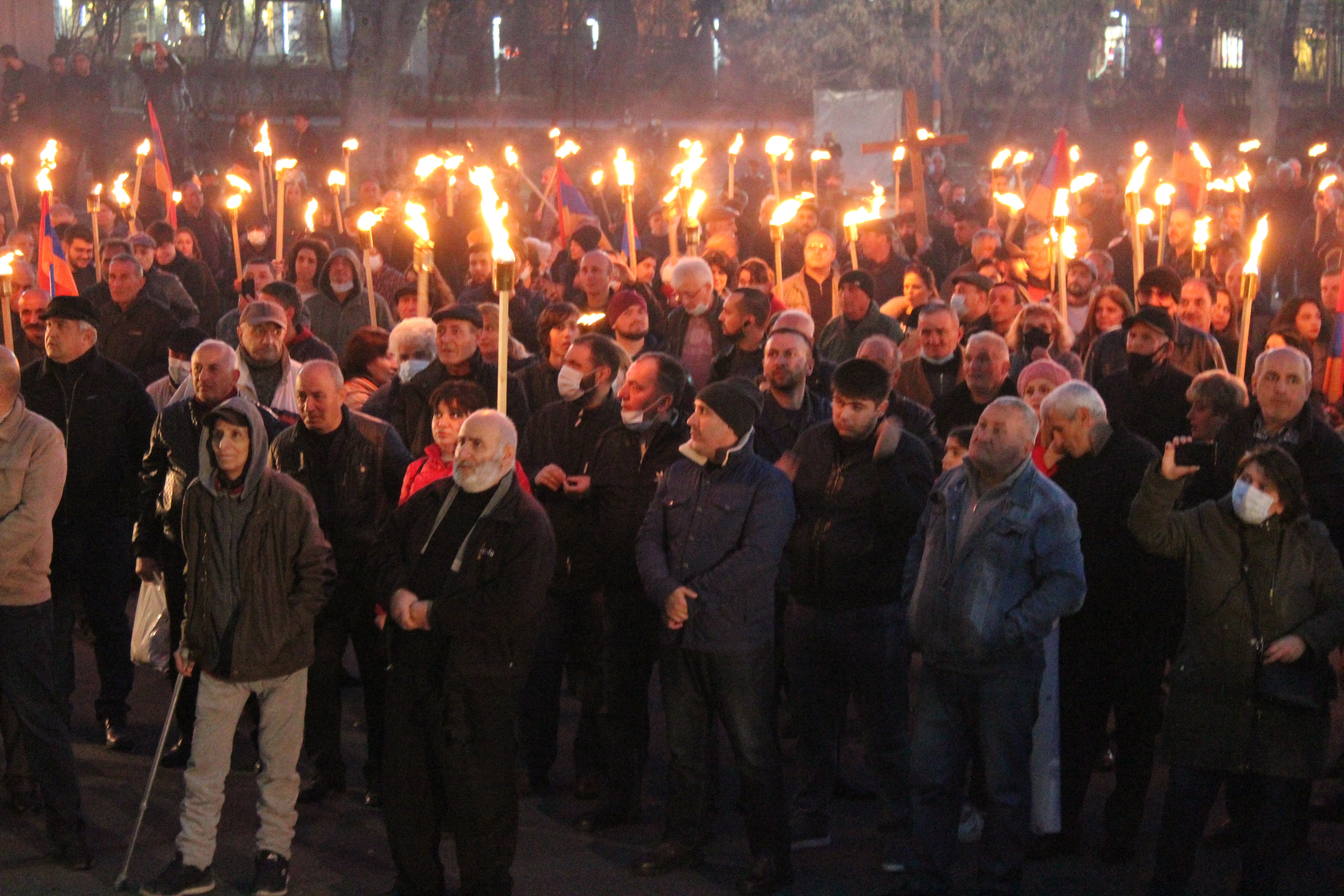 Участники факельного шествия к российскому посольству в Ереване. Фото Тиграна Петросяна для "Кавказского узла"