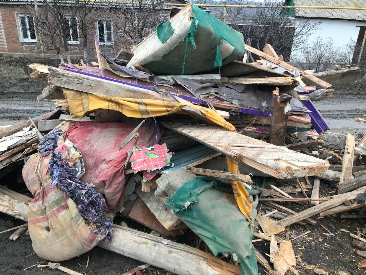 Мусор и доски, вываленные у дома Натальи Шевцовой. Фото Вячеслава Прудникова для "Кавказского узла"