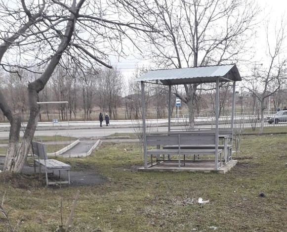 Беседка, обустроенная возле многоквартирного дома в Нальчике. Фото Людмилы Маратовой для "Кавказского узла"