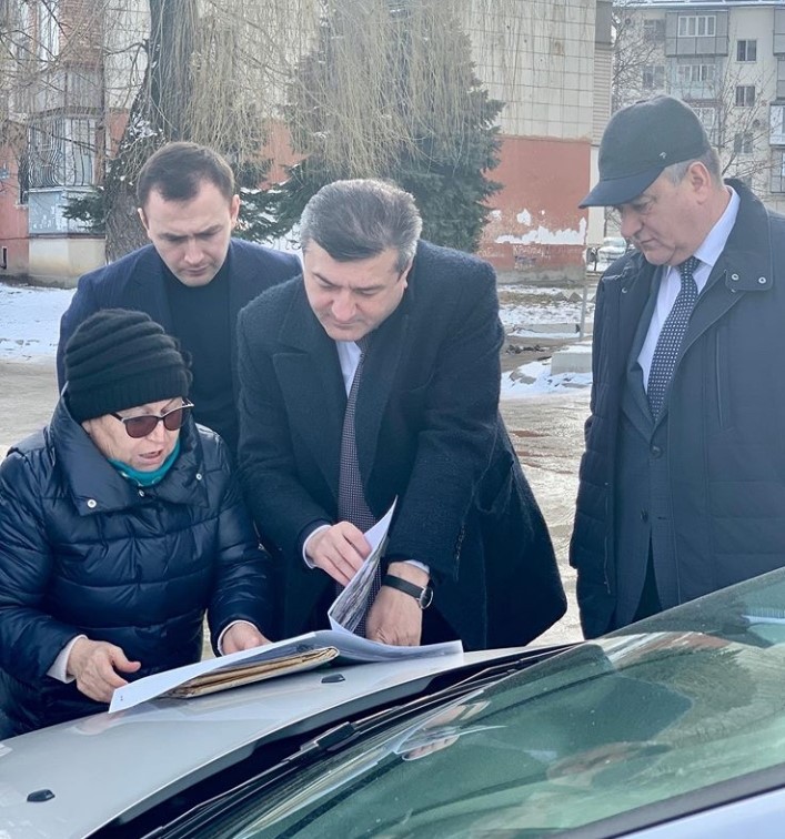 Мэр Нальчика общается с местными жителями. Фото Людмилы Маратовой для "Кавказского узла"