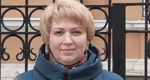 Галина Паркова у входа в Ростовский облсуд. Фото Константина Волгина для "Кавказского узла" 
