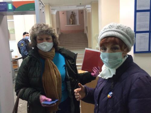 Татьяна Богданова и Галина Тихенко в здании суда. Фото Татьяны Филимоновой от 25.03.2021.