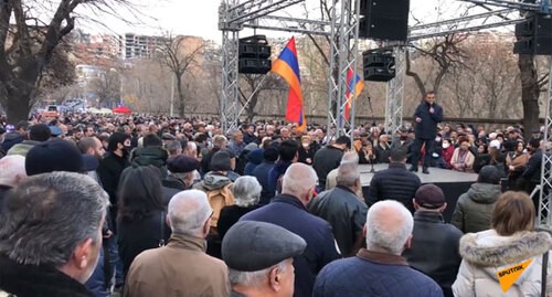 Участники митинга сторонников оппозиции в Ереване. 28 марта 2021 года. Кадр видео "Sputnik Армения" https://www.youtube.com/watch?v=T7V4hveiJI4