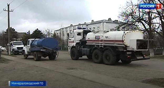 Водовозы на улицах села Марьины Колодцы в Минераловодском районе Ставропольского края. 1 апреля 2021 г. Скриншот видео "ГТРК 'Ставрополье' ВЕСТИ Ставропольский край"
https://www.youtube.com/watch?v=Vxa1bB2K3UI