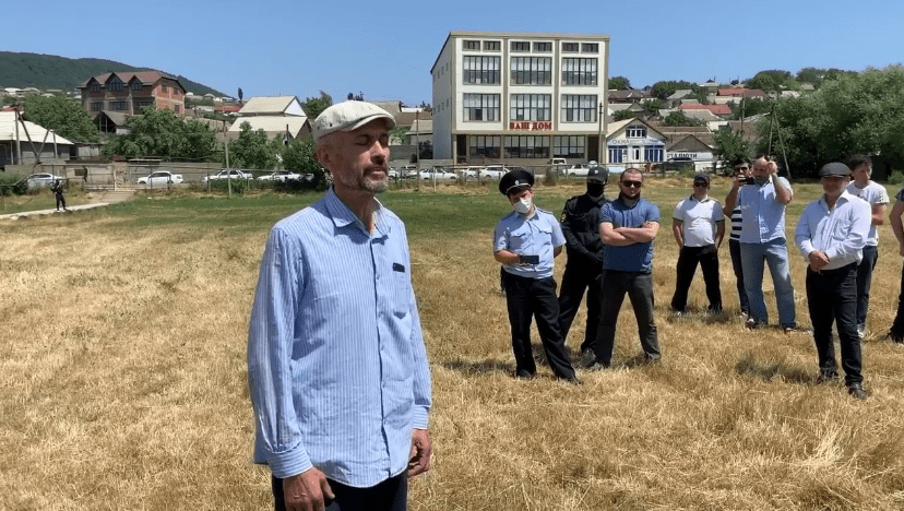 Вагид Темирбулатов выступает на сходе в местности Аркабаш 18 июля 2020 года. Стоп-кадр видео https://www.instagram.com/tv/CCKB7s2hs8B/?igshid=1qdjiwrh7kj8b