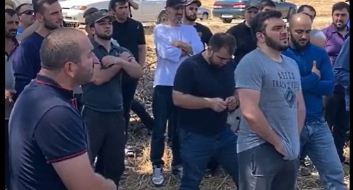 Жители Дылыма на сходе. Стопкадр видео https://www.instagram.com/tv/CCyLEEJD9mJ/?igshid=1ozxu96256wzx