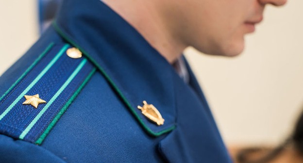 Сотрудник прокуратуры.  Фото Елены Синеок, Юга.ру
