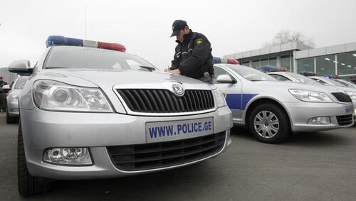 Сотрудник грузинской полиции. Фото  REUTERS/David Mdzinarishvili 