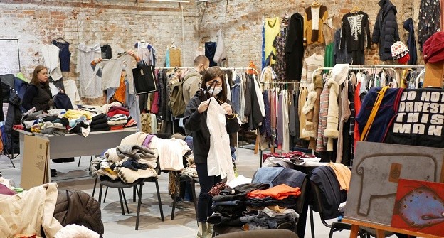 Благотворительная барахолка в Сахаровском центре. Фото Екатерины Деминой предоставлены "Кавказскому узлу" Сахаровским центром.