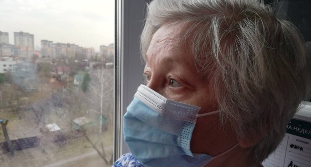 Пожилая женщина во время карантина. Фото Нины Тумановой для "Кавказского узла" 
