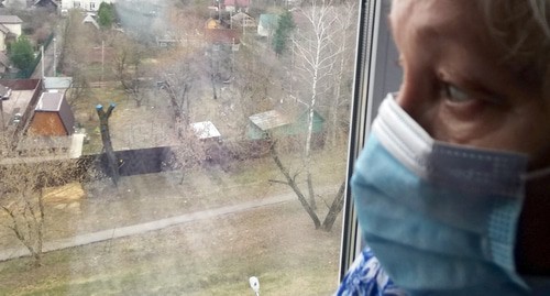 Женщина у окна во время самоизоляции. Фото Нины Тумановой для "Кавказского узла" 