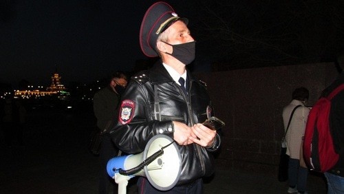 Полицейский с мегафоном на акции протеста в Волгограде, 21 апреля 2021 года. Фото Вячеслава Ященко для "Кавказского узла".