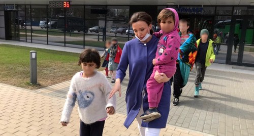 Группа детей, возвращенных из Сирии в Москву и Анна Кузнецова.  Фото пресс-службы омбудсмена по правам детей