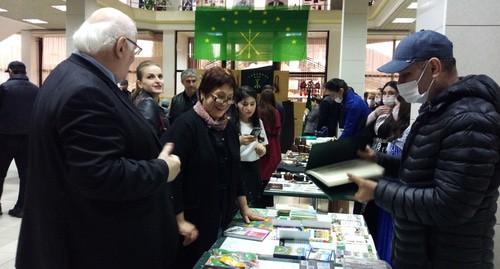 На выставке изделий с черкесской символикой и предметов адыгской старины в Нальчике 25 апреля 2021 года. Фото Людмилы Маратовой для "Кавказского узла"