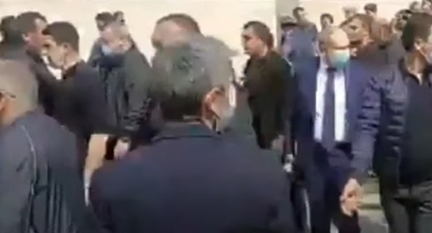 Жители Сюникской области, выступающие за отставку премьер-министра Армении, преградили дорогу кортежу Никола Пашиняна. Кадр видео  
Novosti-Armeniahttps://www.youtube.com/watch?v=UZq2Hkwnvtg&t=3s 